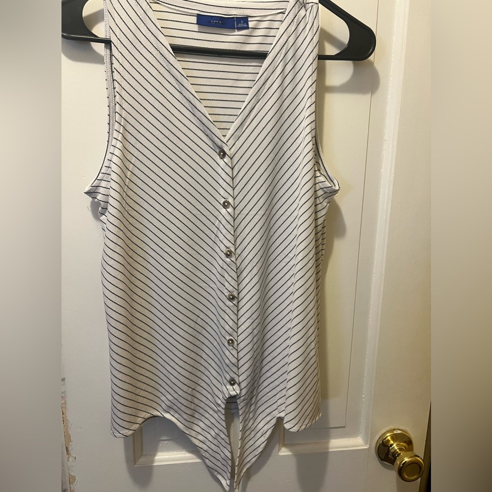 Size small. Cute knot bottom tank!